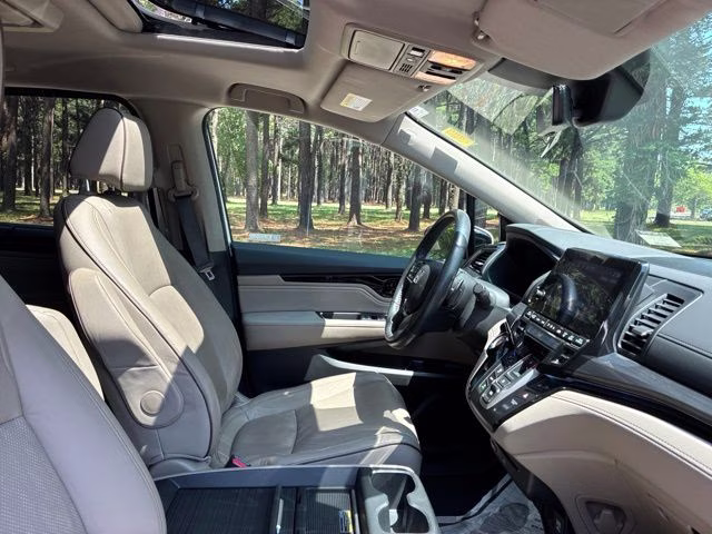 2022 White Honda Odyssey Elite FWD Van