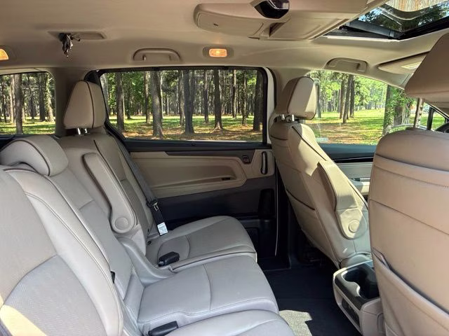 2022 White Honda Odyssey Elite FWD Van