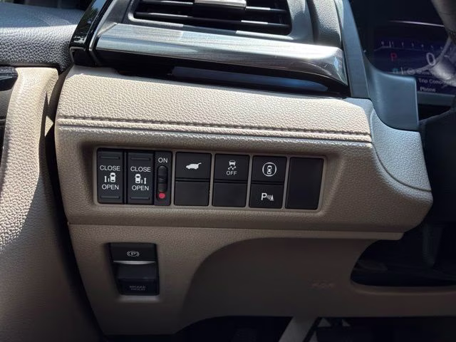2022 White Honda Odyssey Elite FWD Van
