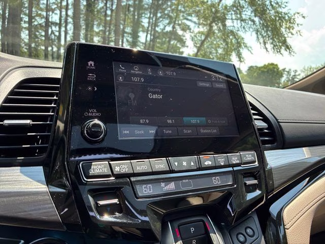 2022 White Honda Odyssey Elite FWD Van