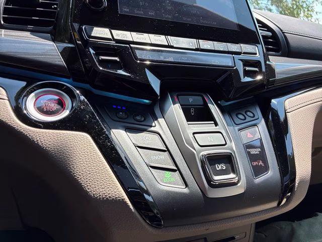 2022 White Honda Odyssey Elite FWD Van