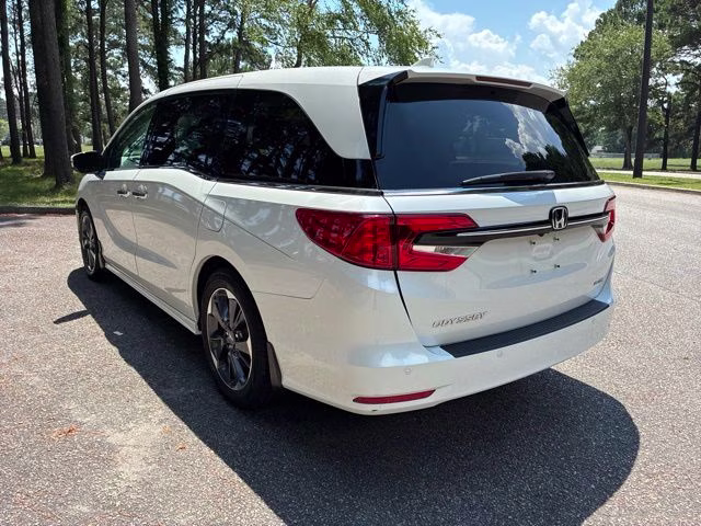 2022 White Honda Odyssey Elite FWD Van