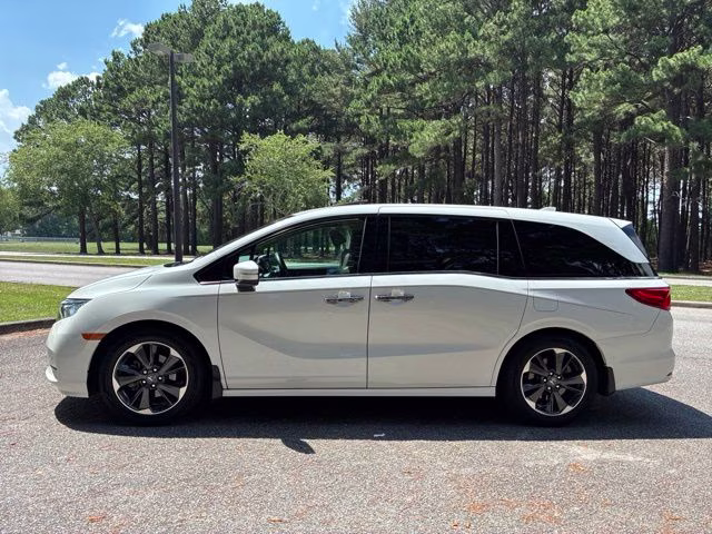 2022 White Honda Odyssey Elite FWD Van