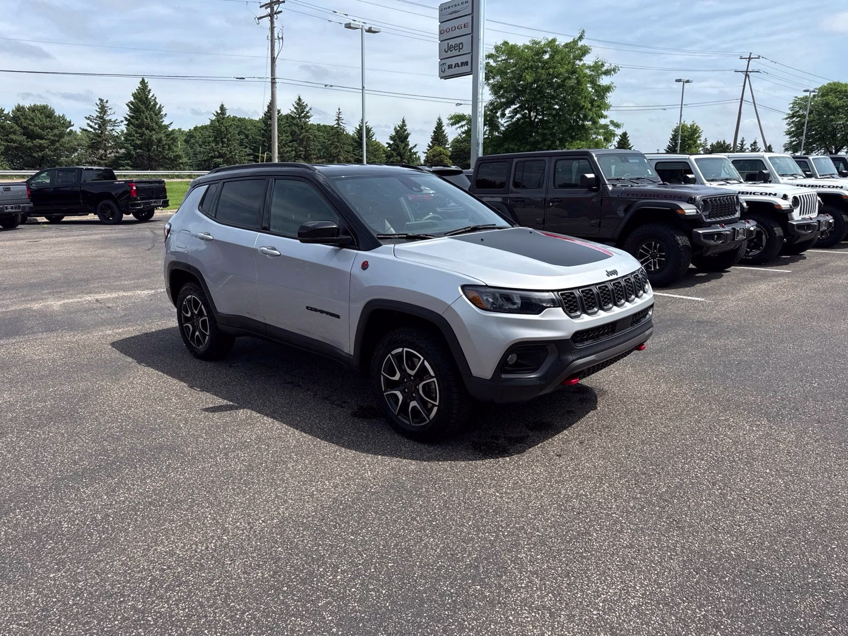 2025 Silver Zynith Metallic Clearcoat Jeep Compass Trailhawk 4X4 SUV