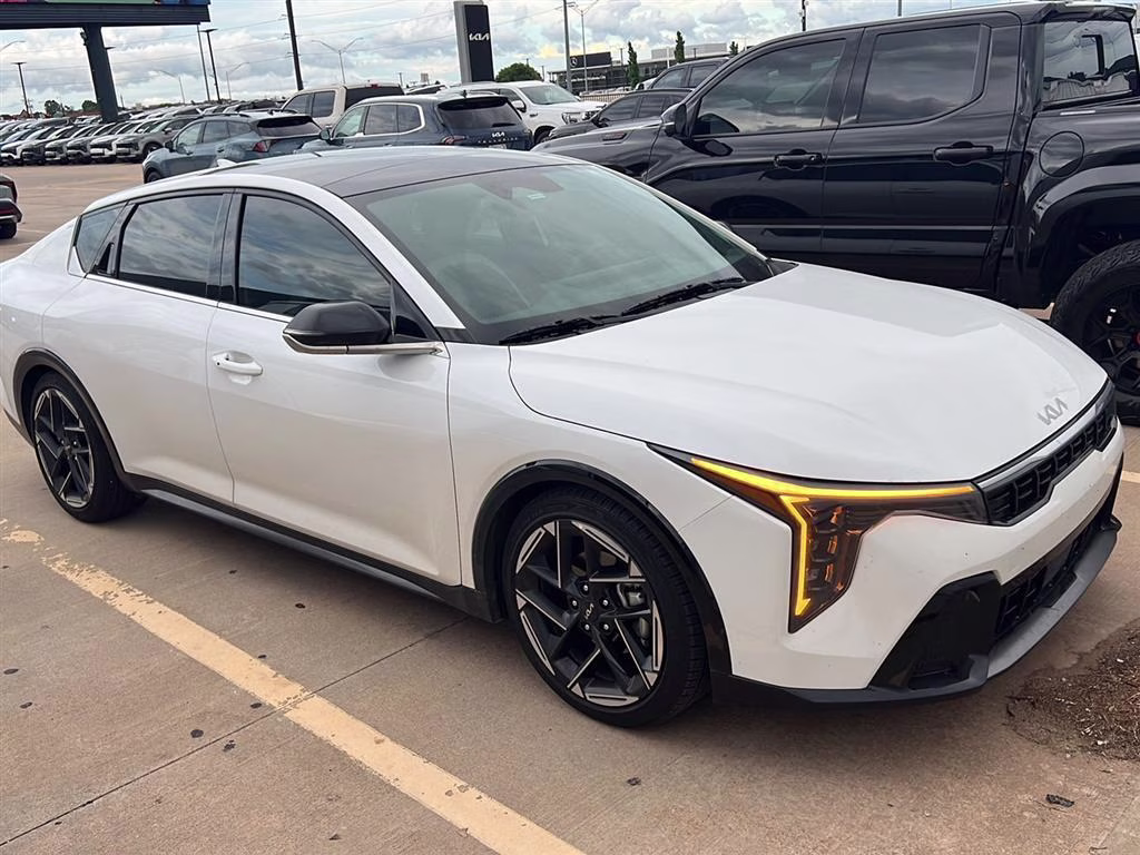 2025 Kia K4 GT-Line AT's photo