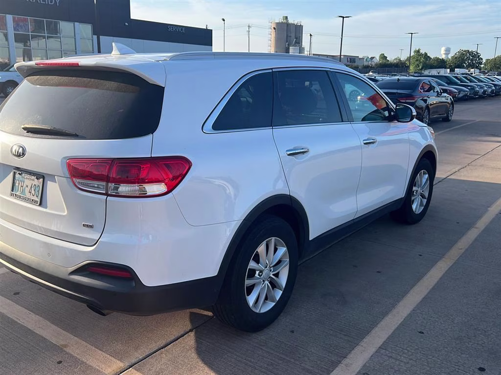 2017 Snow White Pearl Kia Sorento LX FWD SUV