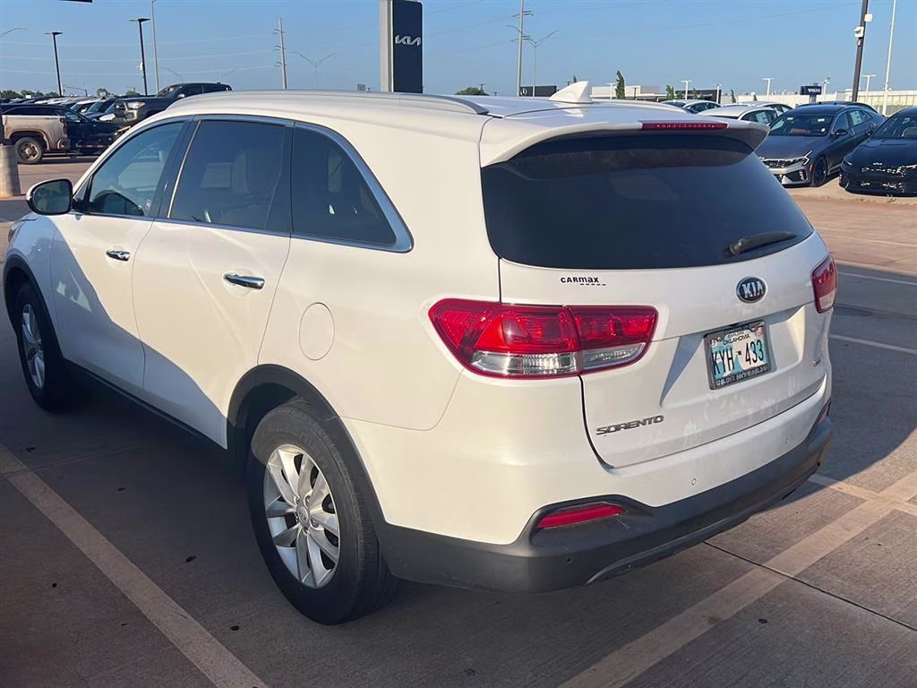 2017 Snow White Pearl Kia Sorento LX FWD SUV