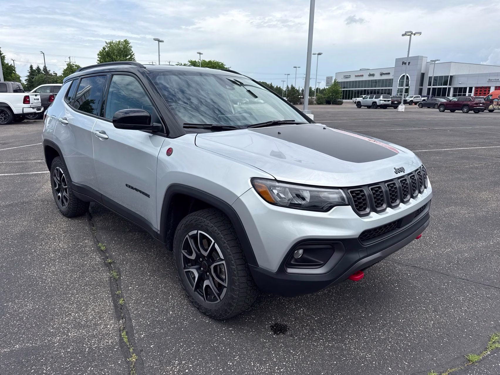 2025 Silver Zynith Metallic Clearcoat Jeep Compass Trailhawk 4X4 SUV