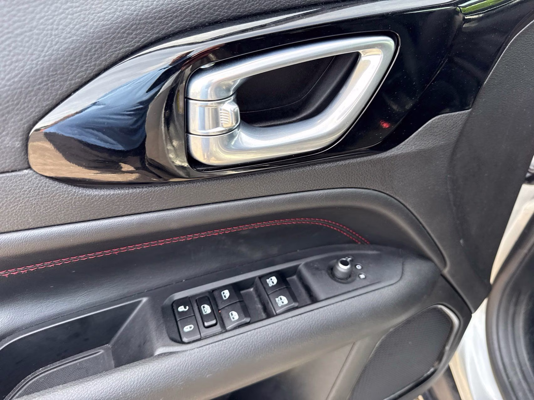 2025 Silver Zynith Metallic Clearcoat Jeep Compass Trailhawk 4X4 SUV