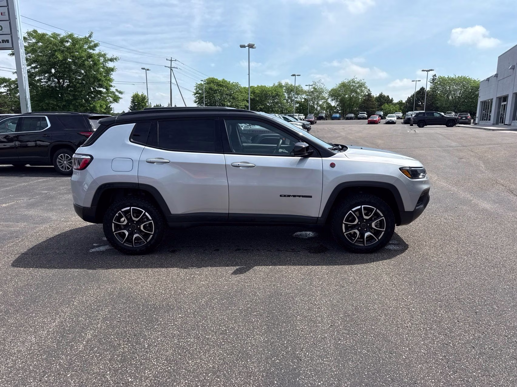 2025 Silver Zynith Metallic Clearcoat Jeep Compass Trailhawk 4X4 SUV