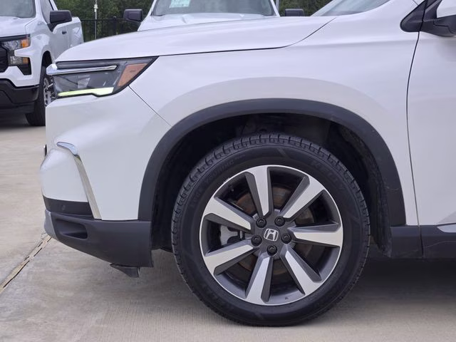 2024 White Honda Pilot Touring AWD SUV