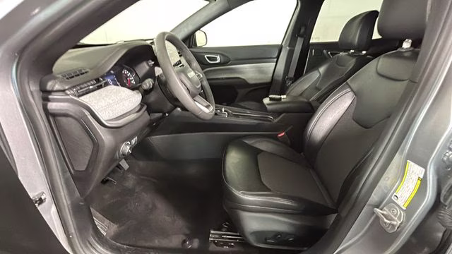 2023 Billet Silver Metallic Clearcoat Jeep Compass Latitude 4X4 SUV