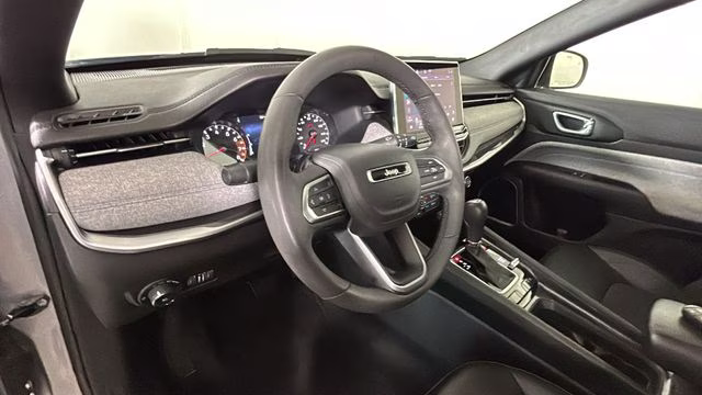2023 Billet Silver Metallic Clearcoat Jeep Compass Latitude 4X4 SUV