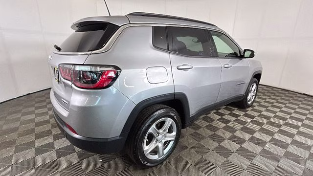 2023 Billet Silver Metallic Clearcoat Jeep Compass Latitude 4X4 SUV