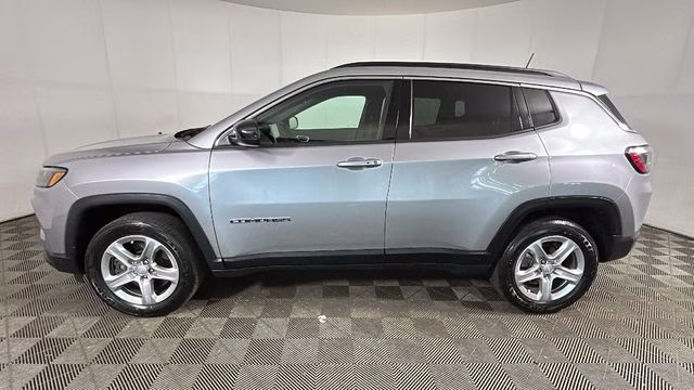 2023 Billet Silver Metallic Clearcoat Jeep Compass Latitude 4X4 SUV