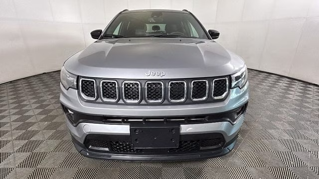2023 Billet Silver Metallic Clearcoat Jeep Compass Latitude 4X4 SUV