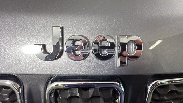 2023 Billet Silver Metallic Clearcoat Jeep Compass Latitude 4X4 SUV