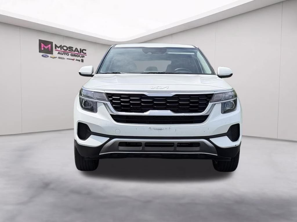 2023 Snow White Pearl Kia Seltos LX AWD SUV