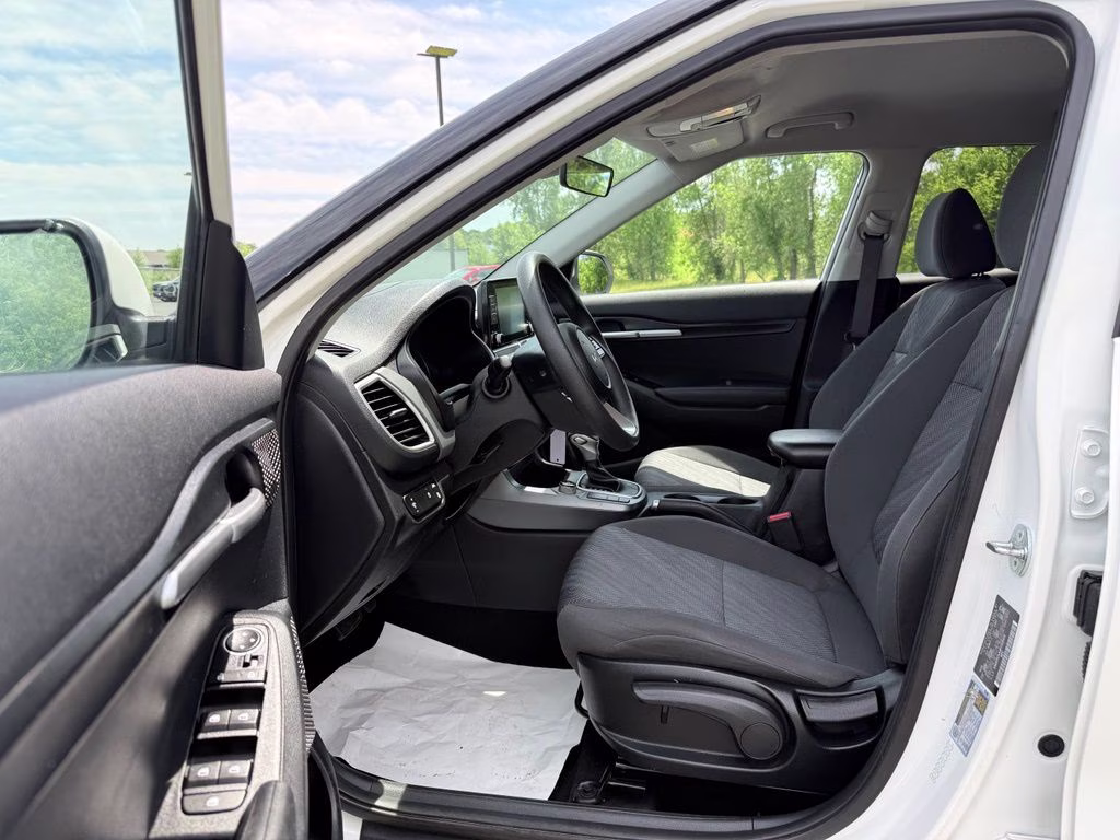 2023 Snow White Pearl Kia Seltos LX AWD SUV