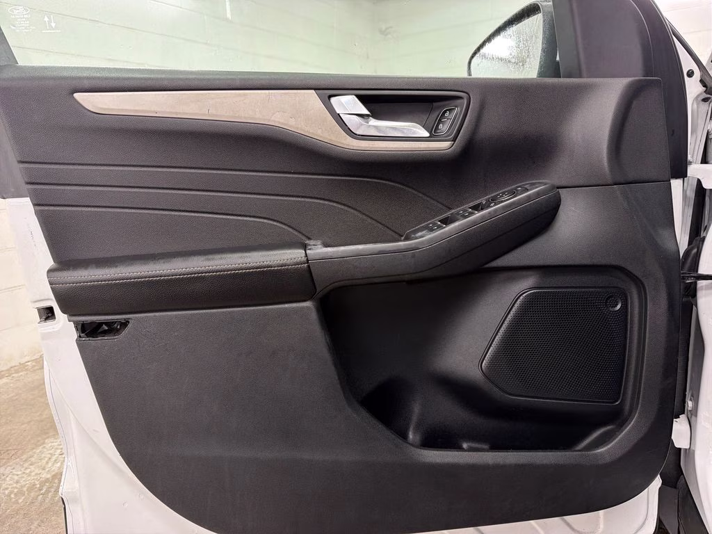 2021 Oxford White Ford Escape SE FWD SUV