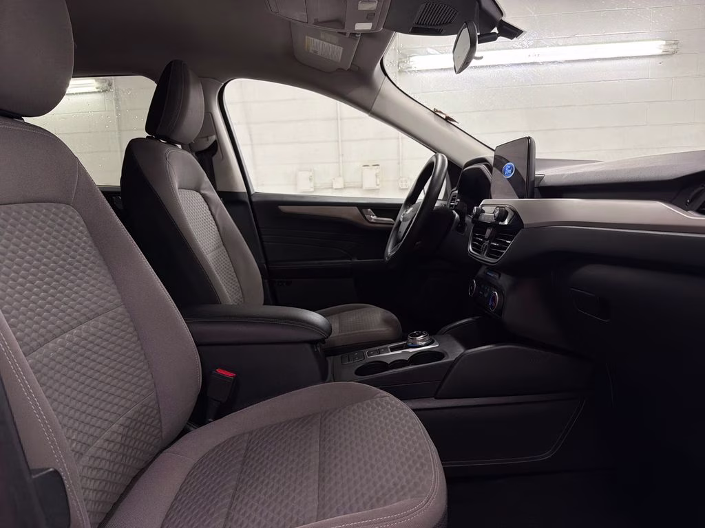 2021 Oxford White Ford Escape SE FWD SUV