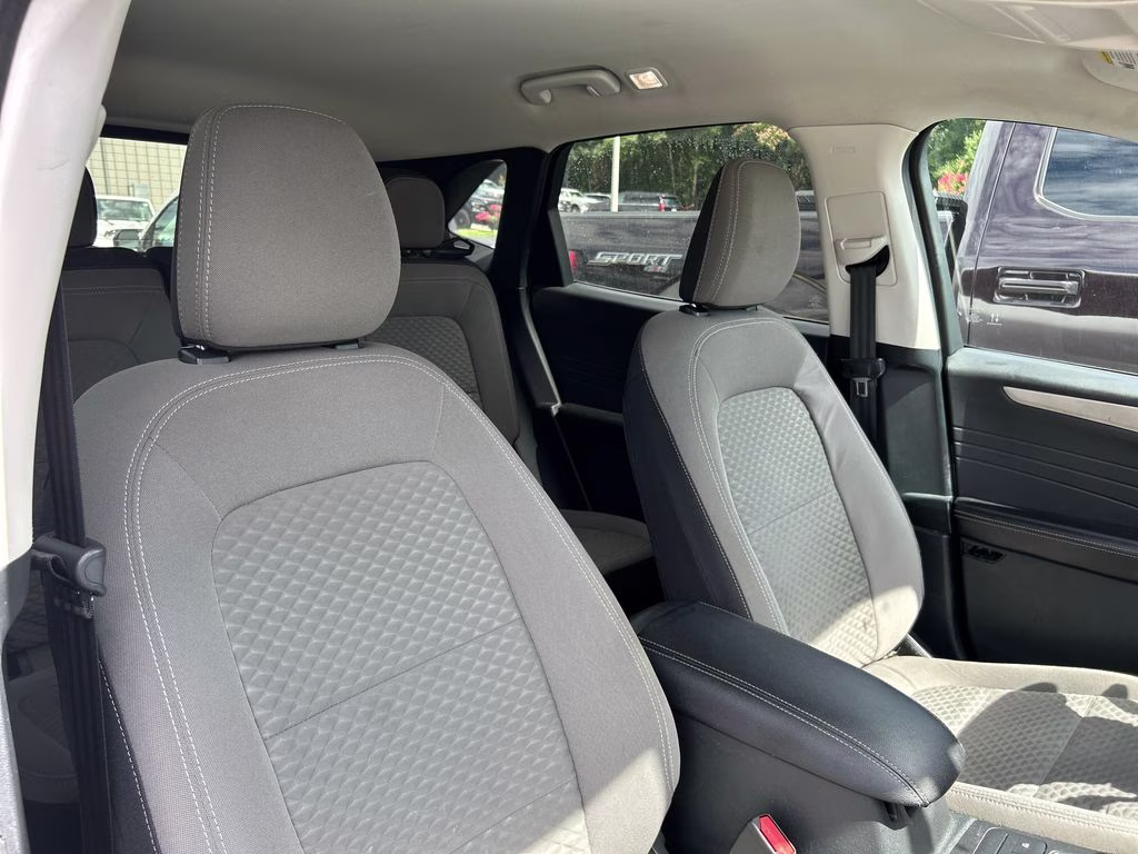 2021 Oxford White Ford Escape SE FWD SUV