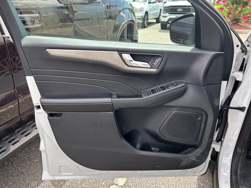 2021 Oxford White Ford Escape SE FWD SUV