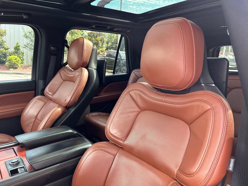 2019 White Platinum Clearcoat Metallic Lincoln Navigator L Reserve 4X4 SUV