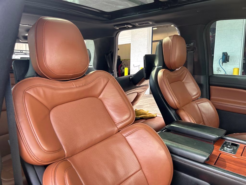 2019 White Platinum Clearcoat Metallic Lincoln Navigator L Reserve 4X4 SUV