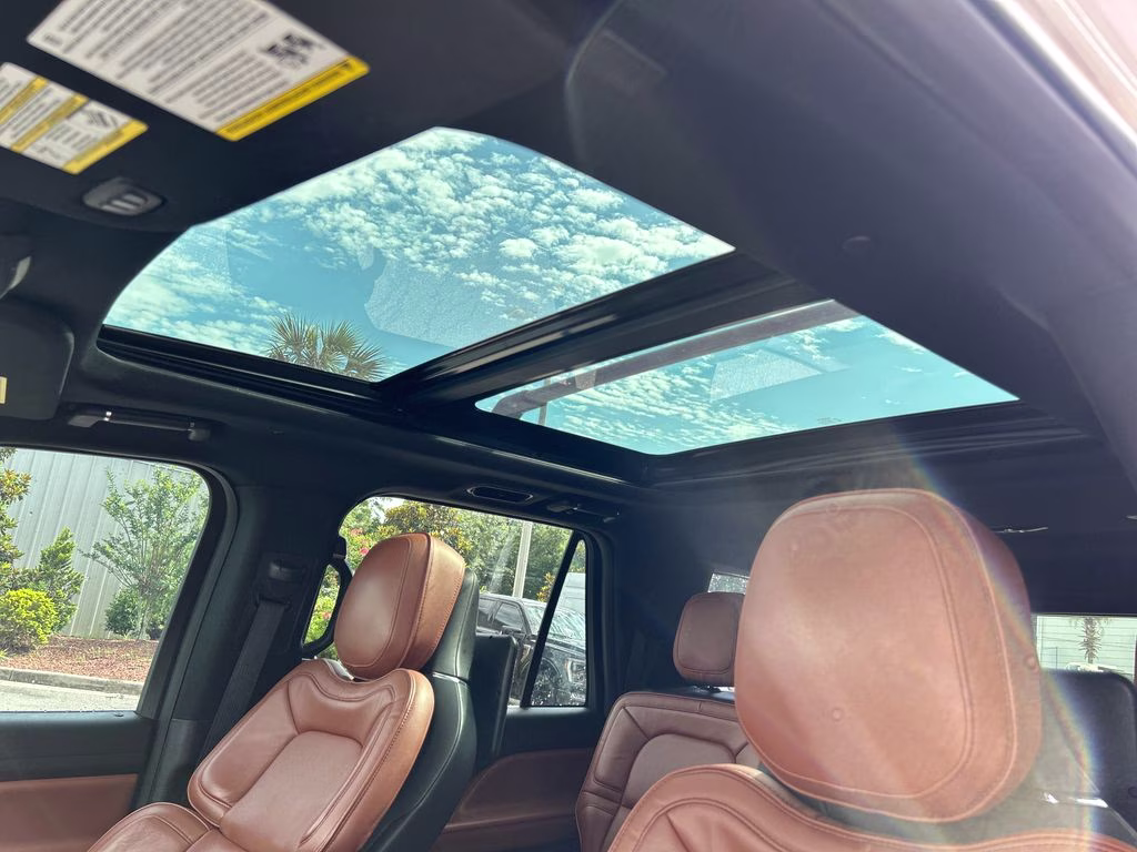2019 White Platinum Clearcoat Metallic Lincoln Navigator L Reserve 4X4 SUV