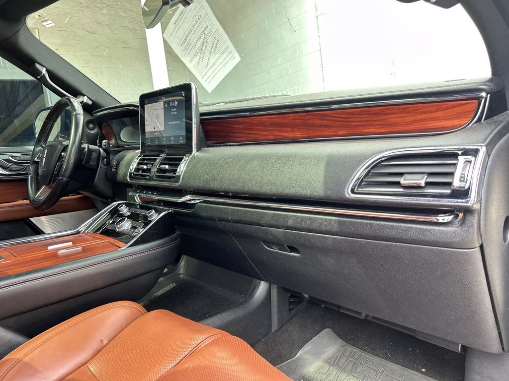 2019 White Platinum Clearcoat Metallic Lincoln Navigator L Reserve 4X4 SUV