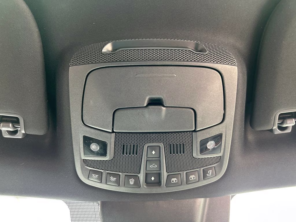 2019 White Platinum Clearcoat Metallic Lincoln Navigator L Reserve 4X4 SUV