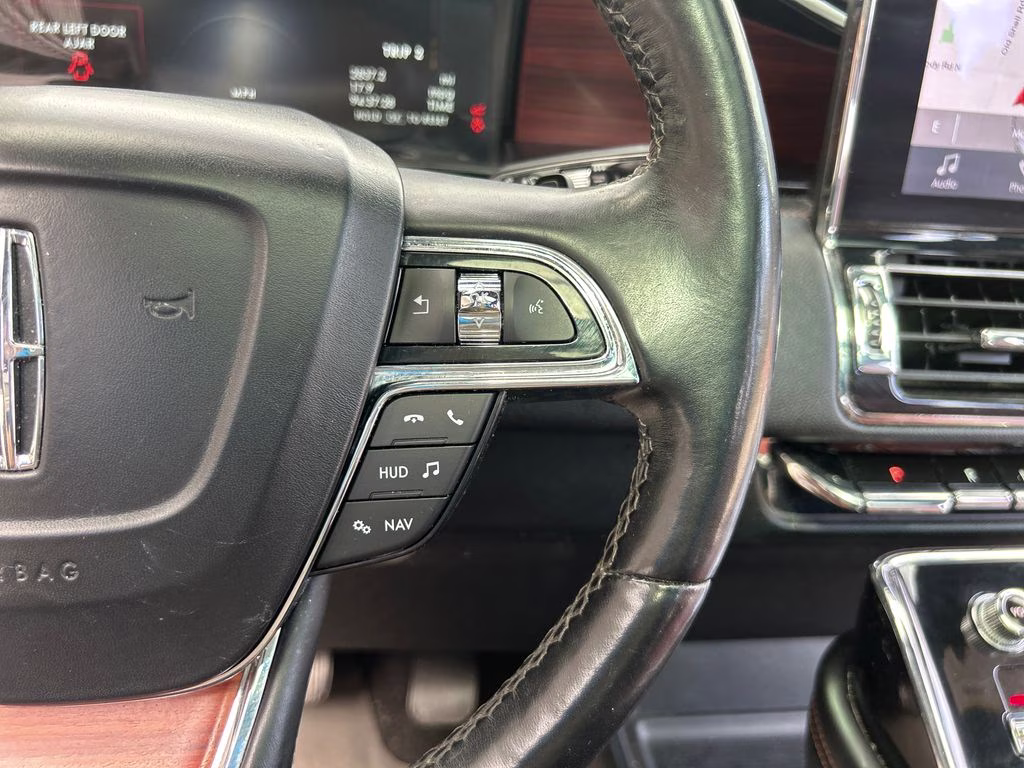 2019 White Platinum Clearcoat Metallic Lincoln Navigator L Reserve 4X4 SUV