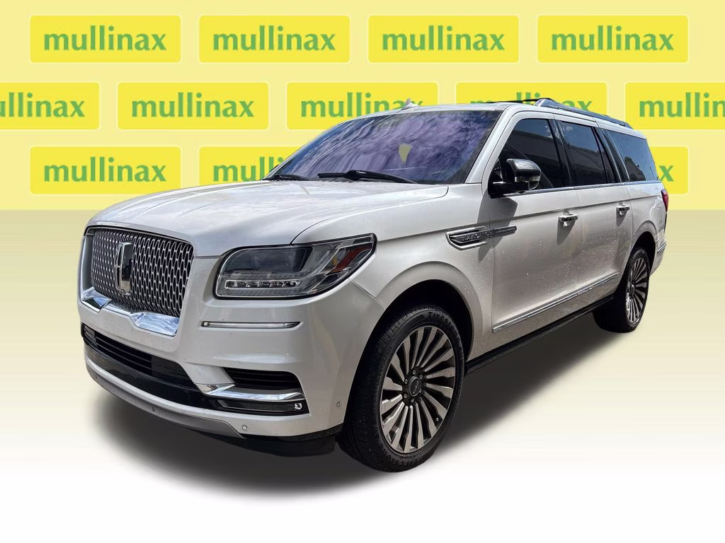2019 White Platinum Clearcoat Metallic Lincoln Navigator L Reserve 4X4 SUV