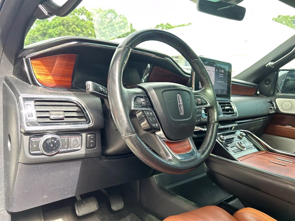2019 White Platinum Clearcoat Metallic Lincoln Navigator L Reserve 4X4 SUV