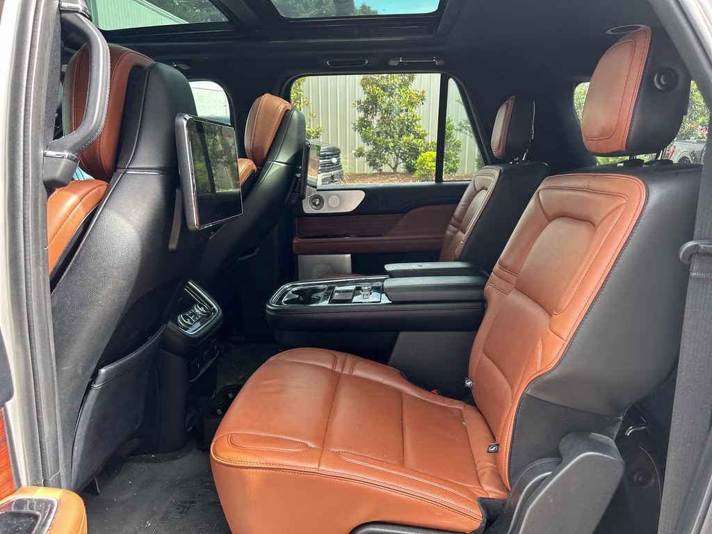 2019 White Platinum Clearcoat Metallic Lincoln Navigator L Reserve 4X4 SUV