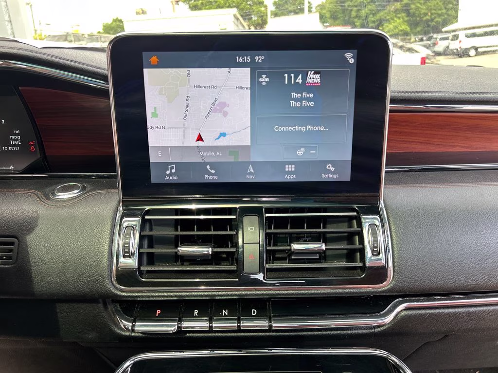 2019 White Platinum Clearcoat Metallic Lincoln Navigator L Reserve 4X4 SUV