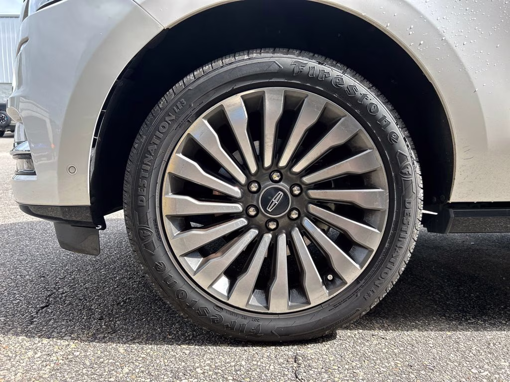 2019 White Platinum Clearcoat Metallic Lincoln Navigator L Reserve 4X4 SUV