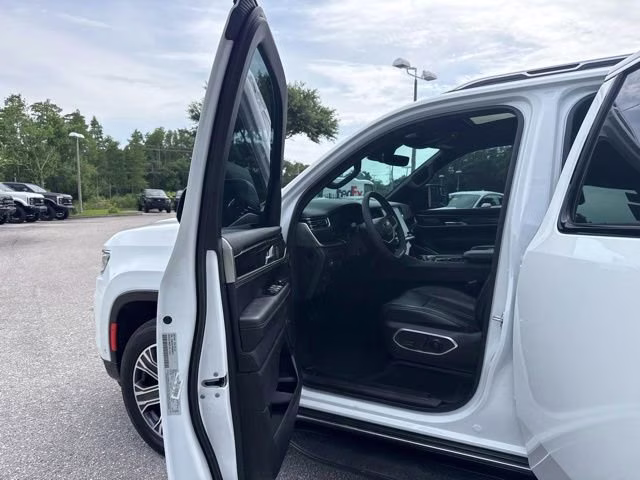 2023 Bright White Clearcoat Jeep Wagoneer 4X4 SUV
