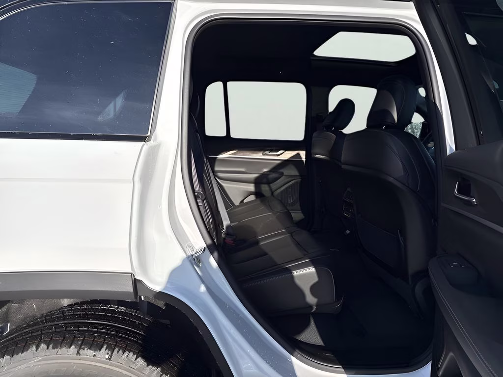 2025 Bright White Clearcoat Jeep Grand Cherokee Limited Blackout Model 4X4 SUV