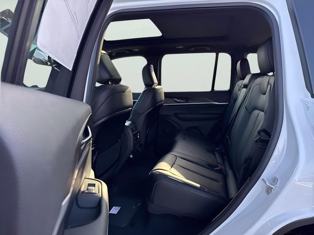 2025 Bright White Clearcoat Jeep Grand Cherokee Limited Blackout Model 4X4 SUV