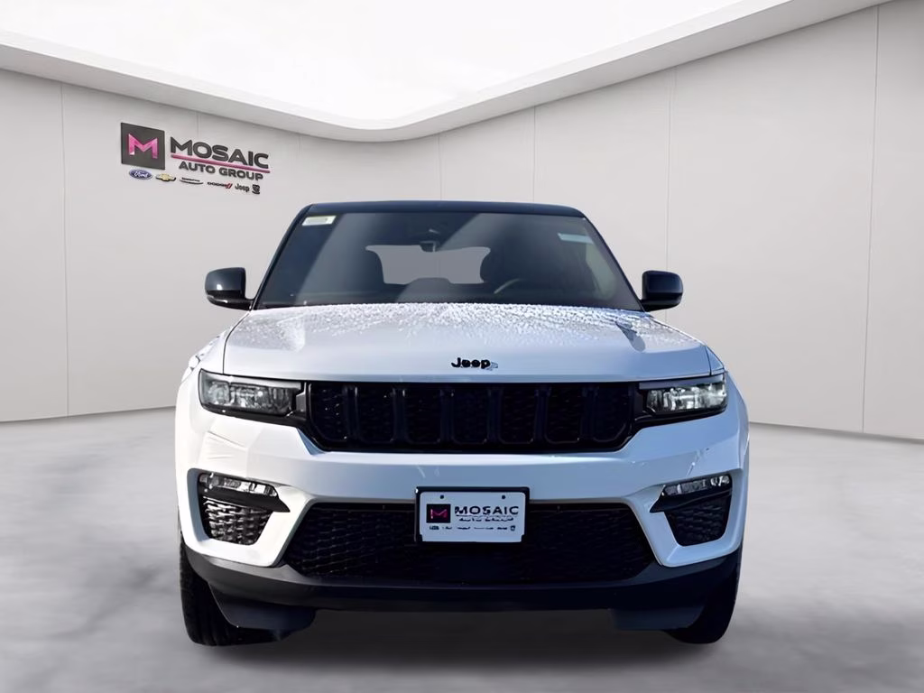 2025 Bright White Clearcoat Jeep Grand Cherokee Limited Blackout Model 4X4 SUV