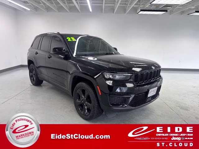 2023 Diamond Black Crystal Pearlcoat Jeep Grand Cherokee Altitude X 4X4 SUV