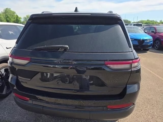 2023 Diamond Black Crystal Pearlcoat Jeep Grand Cherokee Altitude X 4X4 SUV