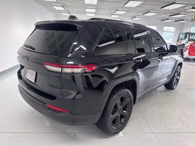 2023 Diamond Black Crystal Pearlcoat Jeep Grand Cherokee Altitude X 4X4 SUV