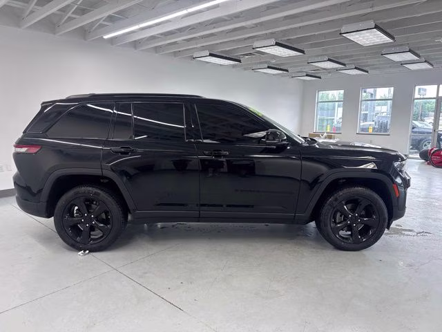 2023 Diamond Black Crystal Pearlcoat Jeep Grand Cherokee Altitude X 4X4 SUV