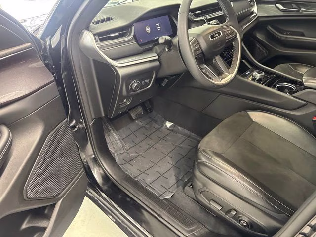 2023 Diamond Black Crystal Pearlcoat Jeep Grand Cherokee Altitude X 4X4 SUV