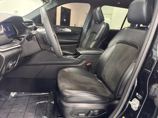 2023 Diamond Black Crystal Pearlcoat Jeep Grand Cherokee Altitude X 4X4 SUV