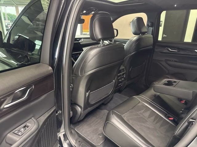 2023 Diamond Black Crystal Pearlcoat Jeep Grand Cherokee Altitude X 4X4 SUV
