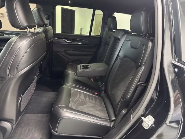 2023 Diamond Black Crystal Pearlcoat Jeep Grand Cherokee Altitude X 4X4 SUV